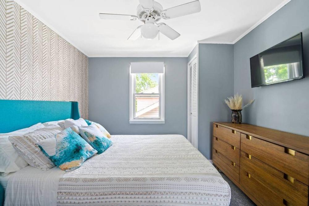 Norwood Park/Edison Park! Workstation & In-unit Laundry! 2nd Floor Apt